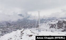 Зимний пейзаж в Горисе, февраль. Этот город на юге Армении осенью стал пристанищем для беженцев, когда тысячи этнических армян покинули Нагорный Карабах — регион, контроль над которым в сентябре установил Азербайджан. Автор: Эймос Чаппл, Radio Free Europe/Radio Liberty.