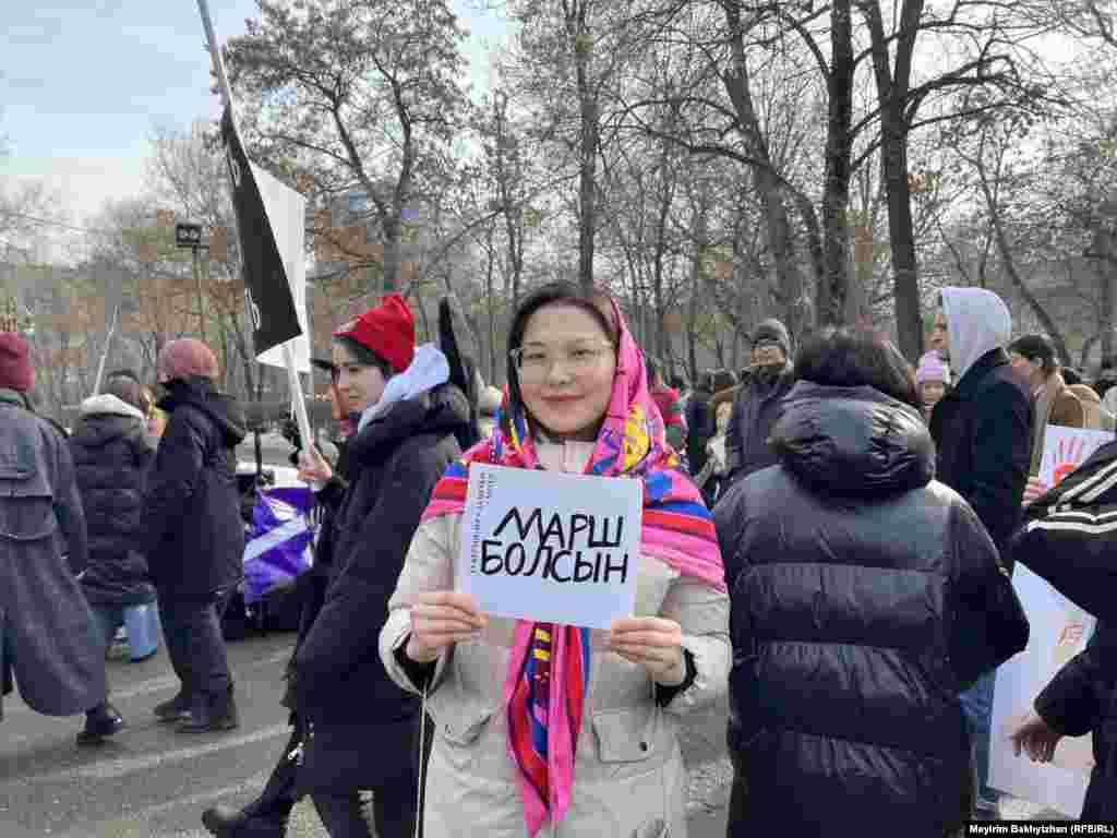 Участница акции держит плакат с надписью: «Марш болсын» («Маршу быть)». Алматы, 5 февраля 2023 года