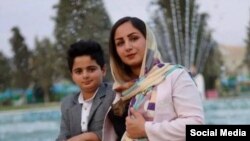 ماه‌منیر مولایی‌راد و فرزندش کیان پیرفلک است؛ کودک ۹ ساله‌ای که با شلیک مستقیم نیروهای حکومتی کشته شد