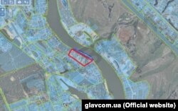 Червоною лінією позначена ділянка Петра Порошенка площею 3,3 гектара. Синьою – ділянка в 0,75 гектара, який у серпні 2015 року Петро Порошенко отримав в оренду до 2064 року. (Фото – glavcom.ua)