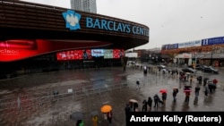 Koronavírus-tesztelésre váró emberek New Yorkban 2021. december 18-án