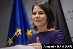 Annalena Baerbock német külügyminiszter Pristinában 2022. március 10-én