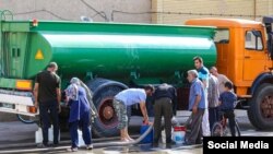 عکس خبرگزاری ایمنا از آبرسانی با تانکر در همدان
