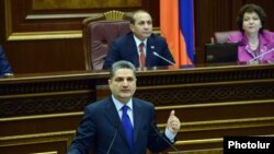 Премьер-министр Армении Тигран Саргсян выступает в парламенте, 12 декабря 2013 г.