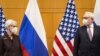 Wendy Sherman amerikai külügyminiszter-helyettes és orosz kollégája, Szergej Rjabkov nyolcórás genfi megbeszélésük előtt 2022. január 11-én