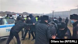 Полиция митингіге келгендерді ұстап жатыр. Шымкент, 4 қаңтар 2022 жыл.