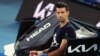 Novak Đoković edzésen vesz részt az ausztrál nyílt teniszbajnokság előtt Melbourne-ben 2022. január 14-én