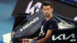 Novak Đoković edzésen vesz részt az ausztrál nyílt teniszbajnokság előtt Melbourne-ben 2022. január 14-én