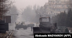Protestler döwründe dörän bidüzgünçilikden soň, Almaty şäheriniň merkezindäki harby maşynlar. 2022-nji ýylyň 7-nji ýanwary.