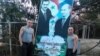 Орусиялык жоокерлер Путин менен Башар Асаддны сүрөтүнүн жанында турат
