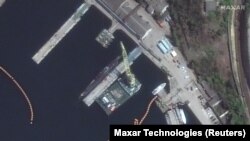На спутниковом снимке показана загрузка вероятными ракетами «Калибр» подводной лодки класса «Кило» в черноморском порту Севастополь, 29 апреля 2022 г.