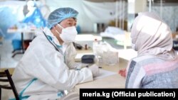 Медик и пациент в одном из временных стационаров в Бишкеке. 