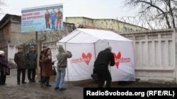 Susţinătorii Iuliei Timoşenko sub zidurile coloniei penitenciar