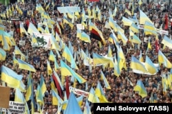 Мітинг, на якому закликали до виходу України зі складу СРСР. Окрім синьо-жовтих прапорів, майорять і червоно-чорні, 30 вересня 1990 року