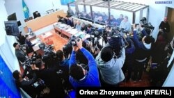 Нұр-Сұлтан қалалық қылмыстық істер бойынша мамандандырылған ауданаралық сотта "ДАИШ террорлық ұйымына қатысты" деп айыпталған 14 адамның соты басталды. 22 қазан 2019 жыл.