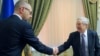 Мільярдер Джордж Сорос (справа) на зустрічі із тогочасним прем'єрм-міністром України Арсенієм Яценюком. Київ, березень 2015 року