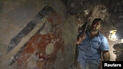 Археолог на развалинах древнего индейского города Шультун