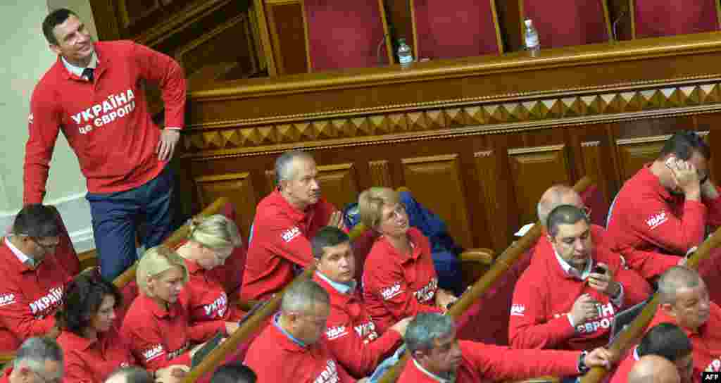Україна – Лідер опозиційної партії УДАР Віталій Кличко зі своєю фракцією під час церемонії відкриття нової парламентської сесії, Київ, 3 вересня 2013 року