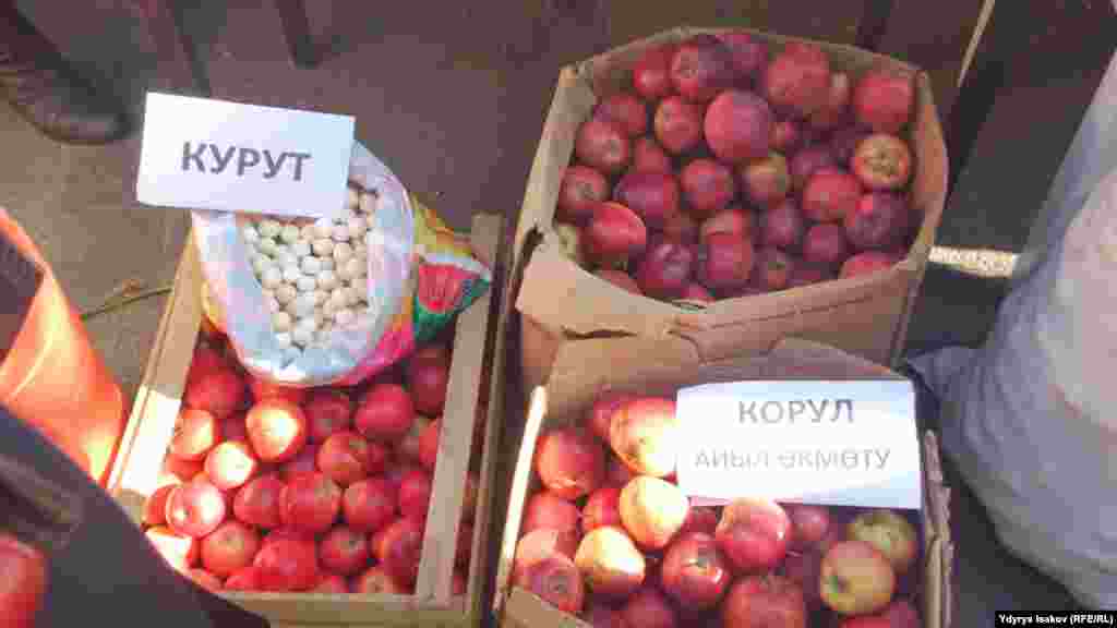 Шаар күнүнө арналып өтүп жаткан "Алтын күз" жармаңкесинде жашылча-жемиштерден тарта, балык, уй, кой, топоз эттери жана сырага чейин тизилип турду. 
