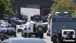 Поліція блокує дорогу, що веде на поліцейську дільницю в Єревані. 17 липня 2016 року