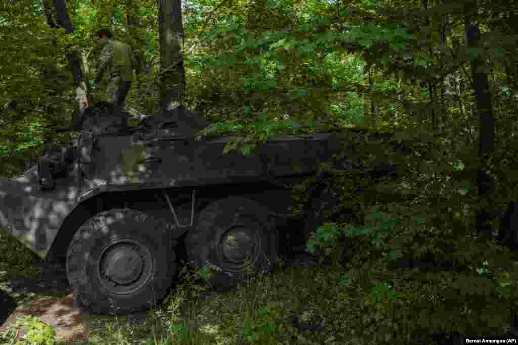 Донецк облысындағы майдан шебінде жүрген украиналық әскери. Облыс мэрі Сергей Гайдай Украина әскері Северодонецктегі үшін кескілескен шайқаста Ресейден қаланың бір бөлігін қайтарып алғанын айтады. Украинаның ресми өкілдері 6 маусымдағы хабарламасында "жағдай ушығуы мүмкін" деп мәлімдеді. 