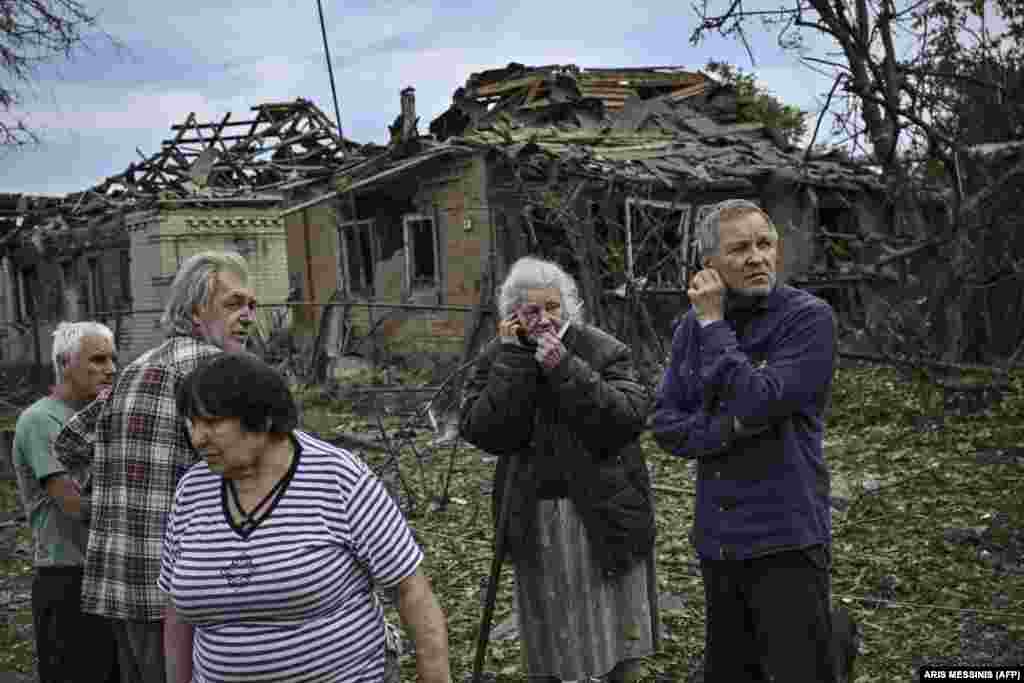 Ресейдің артиллериялық шабуылынан бір қарт адам қаза болған. Дружовка тұрғындары марқұмның үйінің алдында тұр. 