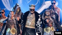 Russian pop icon Filip Kirkorov (center) had concerts canceled after accusing a state media boss of “humiliating” a singer who spoke out against the war in Ukraine. 