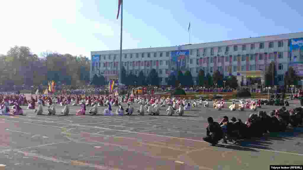 Оштун 3015 жылдык тарыхын массалык театрлаштырылган оюн-зоок менен көрсөтүүгө 1500дөй студент жана окуучу катышты. 