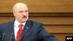 Lukaşenko ýurduň parlamentiniň öňünde ýyllyk ýüzlenme bilen çykyş edýär, Minski, 21-nji aprel.