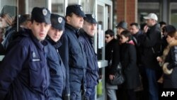 Policija obezbeđuje ulaz u beogradski Viši sud - ilustracija