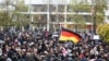 Demonstráció a bíróság épülete előtt Tbilisziben 2021. november 10-én