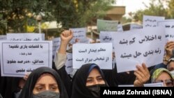 معلمان ایران درسالهای اخیر بارها علیه وضعیت معیشتی خود اعتراض کردهاند
