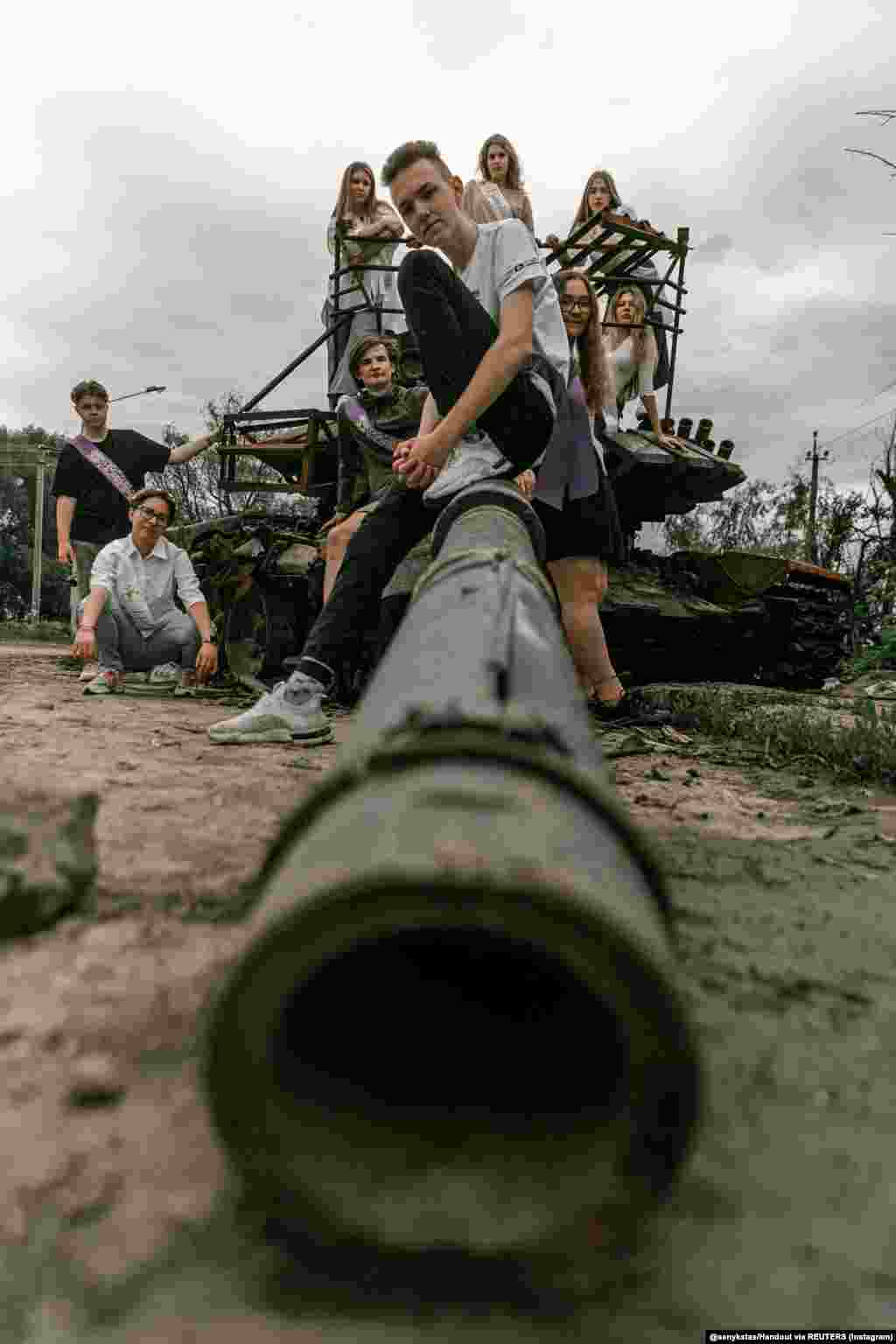 Випускний альбом «На руїнах» – це серія фотографій випускників знятих у місті, яке зазнало руйнувань через вторгнення Росії. Станіслав Сеник: «Через 10 років у цих випускників з’являться власні діти і вони зможуть показати їм, що зробили росіяни, і, можливо, вони відчують біль, який зазнали їхні батьки»