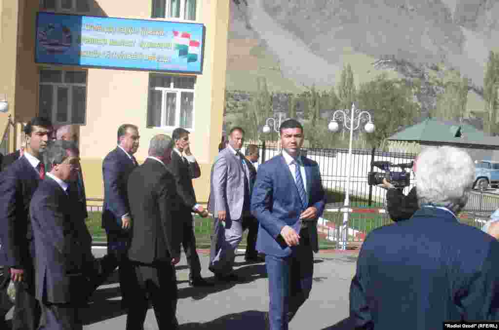 Худи президенти амалкунанда дар ин соатҳо дар ноҳияи Шуғнони вилояти Бадахшон сафари кории худро идома медод. Рӯзи 9 октябр ӯ дар расми кушоиши як дидбонгоҳи марзӣ дар марз бо Афғонистон ширкат кард