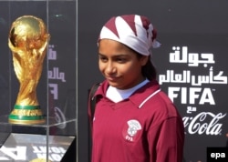 Tînărul fotbalist Asma Ali Suroor pozînd pe aeroportul de la Doha la sosirea Cupei Mondiale FIFA