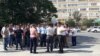Активисты организации «Локальный профсоюз Тупкараган» стоят у здания суда. 8 сентября 2016 года.