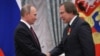 Орус президенти Владимир Путин жана виолончелист Сергей Ролдугин, Кремль, 22-сентябрь 2016-жыл. 