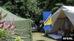Šatorsko naselje demobilisanih boraca ispred zgrade Vlade Federacije BiH, Foto: Dženana Halimović