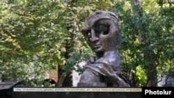 Памятник жертвам теракта 27 октября 1999 года, установленный во дворе здания Национального Собрания Армении