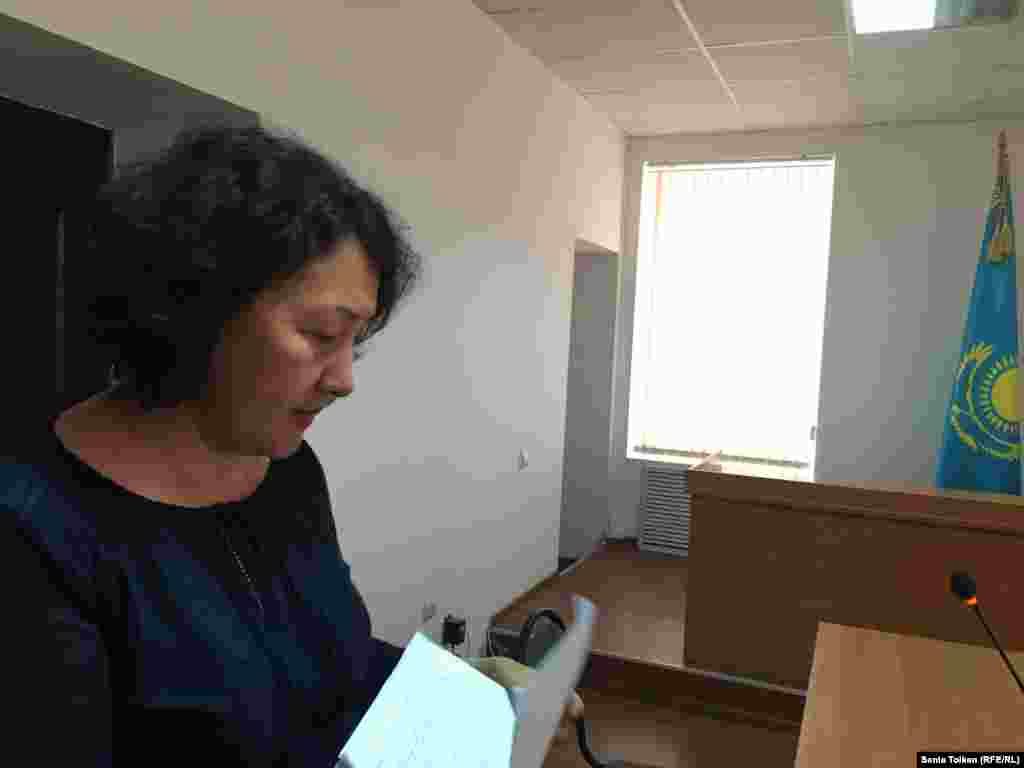 Сестра Макса Бокаева, Акмарал Бокаева, получила разрешение быть его защитником на суде. Они увиделись впервые за 15 дней его административного ареста в зале этого суда. 