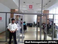 В отделении "Альянс банка" в Алматы. 19 августа 2014 года.