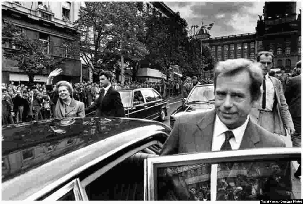 1990 рік, разом із Вацлавом Гавелом під час офіційного візиту до Чехословаччини