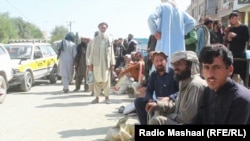 د افغانستان په خوست کې مزدورکاره خلک د کار په تمه ناست دي. 