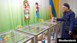Голосування на одній з виборчих дільниць Одеси, 25 жовтня 2015 року