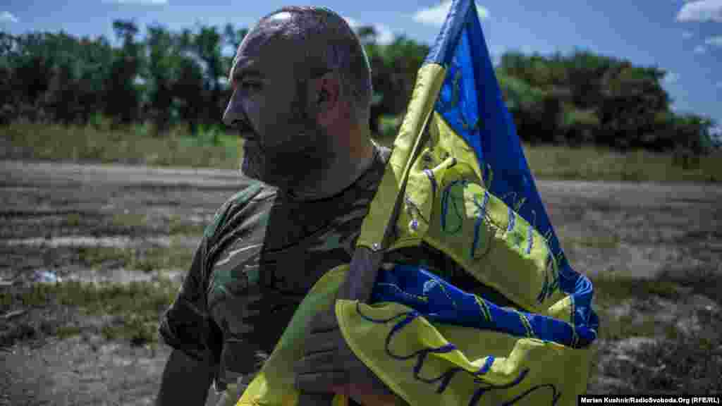 Зураб Чихелідзе встановлює на бліндаж український прапор із написом «Слава Україні! Слава мужнім синам Грузії!»