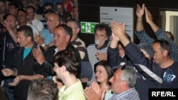 Sindikat aluminijumske agencije KAP prilikom nedavnog štrajka koji su započeli jer je uprava počela dijeliti rješenja o otkazima, Podgorica, 28. april 2010., foto: Savo Prelević