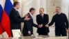 Русия президенты Владимир Путин, Кырым парламенты рәисе Владимир Константинов, Кырымның үзешчән хөкүмәте рәисе Сергей Аксенов һәм Акъяр мэры Алексей Чалый килешү имзалаудан соң