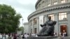 Արամ Խաչատրյանի արձանը Երեւանում: