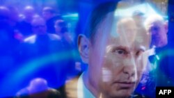 Проросійські активісти відображаються на екрані телевізора біля будівлі ОДА в Луганську. Квітень 2014 року. Ілюстраційне фото