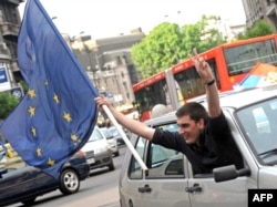 Mladi su među prvima pozdravili potpisivanje Sporazuma o asocijaciji Srbije i EU, 2008.